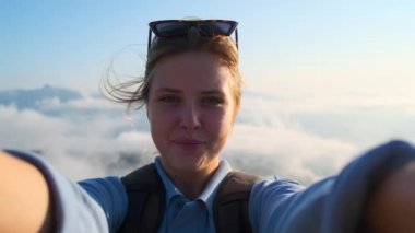 Dağlardaki heyecanlı kız gezgini, selfie videosu.