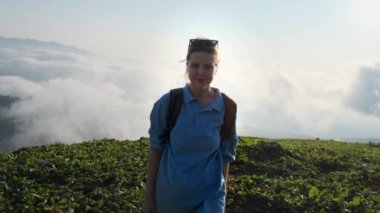 Kadın turist yaz yürüyüşünden sonra dağın tepesinde.