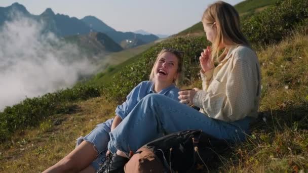Les adolescentes heureuses sont assises sur la pente du mont pendant les vacances d'été — Video