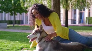 Parkta bir köpekle rahatlatıcı bir gün