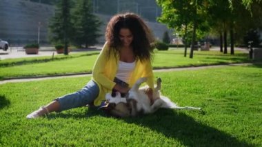 Neşeli köpekli mutlu kız dışarıda