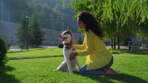 Meisje geven knuffels aan geliefde hond huisdieren buiten — Stockvideo