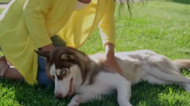 Parkta sevgili evcil hayvanı olan kız.