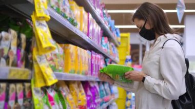 Hayvan besleme departmanındaki hayvan sahibi süpermarkette