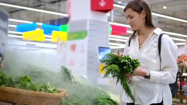 Comprar verduras frescas en el supermercado — Vídeos de Stock