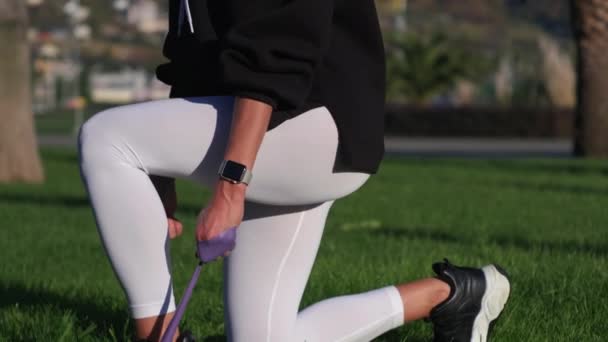 Professionell idrottskvinna med gummiband utomhus — Stockvideo