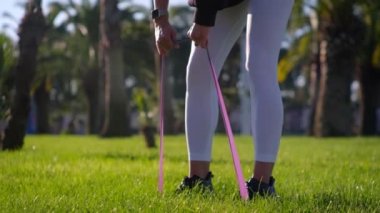 Açık havada elastik bant kullanan genç bayan.