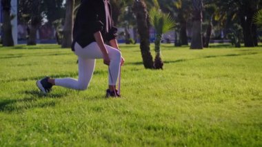 Açık havada egzersiz yaparken lastik bantla çömelmek