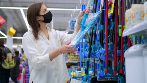 Käuferin in Maske wählt Bodenwischer — Stockvideo