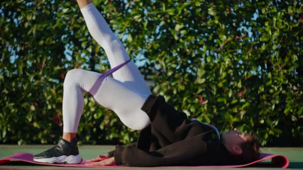 운동 여성은 좋은 신체 조건을 위해 야외에서 건강을 위해 공원에서 훈련하고 있다 — 비디오