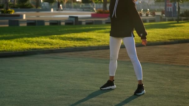 Mujer deportiva sintiendo dolor en la pierna durante el ejercicio al aire libre — Vídeos de Stock