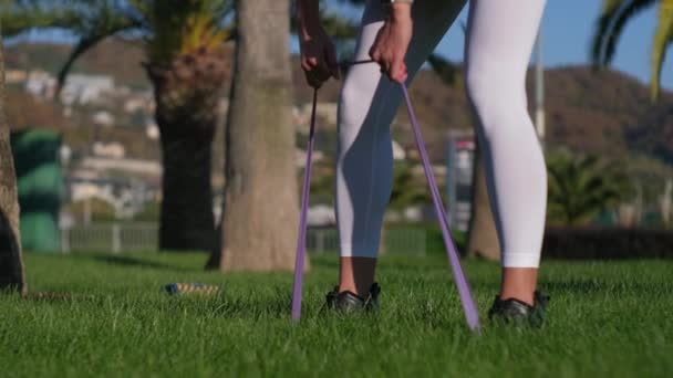 Ejercicio físico con cinta adhesiva por la mañana al aire libre — Vídeos de Stock