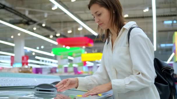 Cumpararea de inghetata in supermarket — Videoclip de stoc