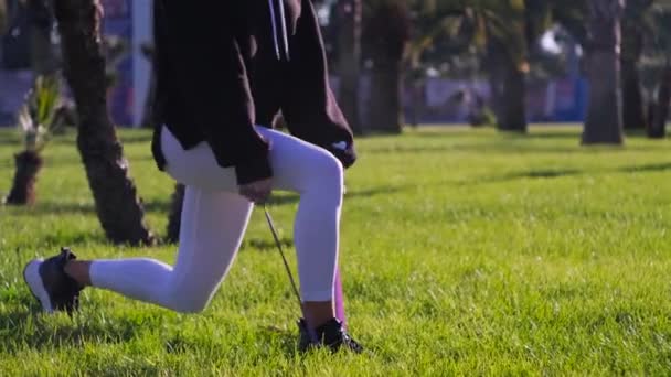 Mujer deportiva haciendo ejercicios de embestidas para el músculo de la pierna al aire libre — Vídeos de Stock