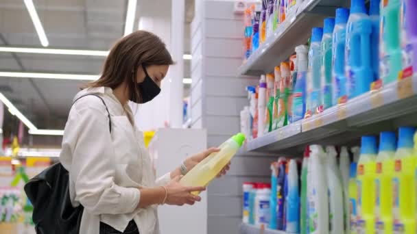 Cliente eligiendo productos químicos domésticos — Vídeos de Stock