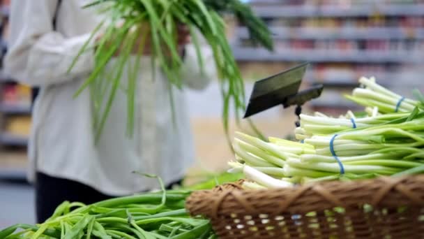 Huisvrouw is het kiezen van verse kruiden voor salade in supermarkt, details van plank met greens — Stockvideo