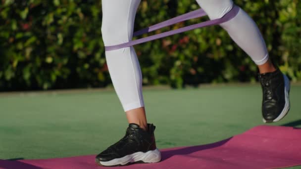 Πόδια της αθλήτριας κατά τη διάρκεια της άσκησης σε εξωτερικούς χώρους στο πάρκο — Αρχείο Βίντεο