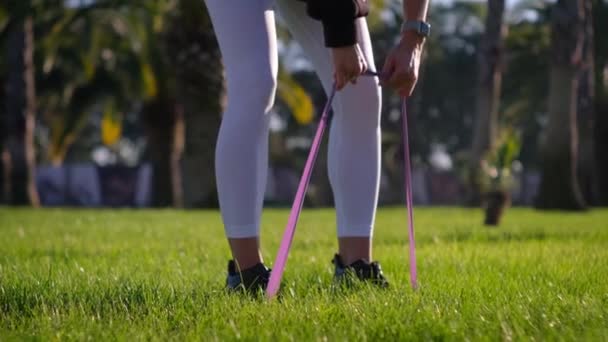 Morgon träning med tejp utomhus, kvinna tränar — Stockvideo