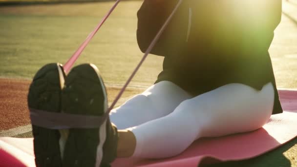 Mulher desportiva fazendo exercícios para os músculos dos braços ao ar livre — Vídeo de Stock