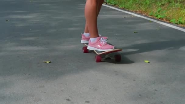 Ocio activo al aire libre con skateboarding — Vídeos de Stock