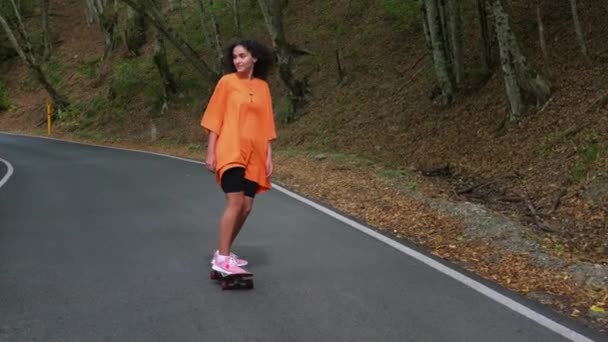 在公园里玩滑板的漂亮姑娘 — 图库视频影像