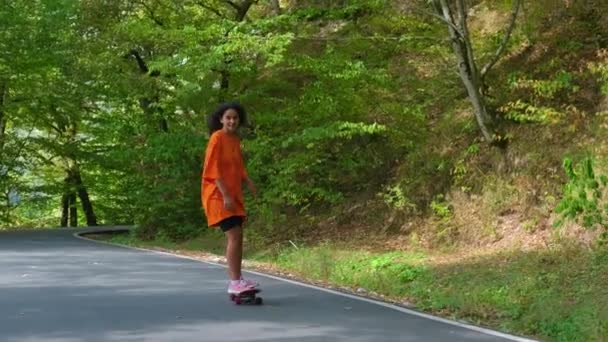 Menina desportiva passar o tempo livre no parque e skate — Vídeo de Stock