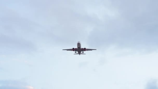 Passagerarflygplan närmar sig för landning, underifrån — Stockvideo