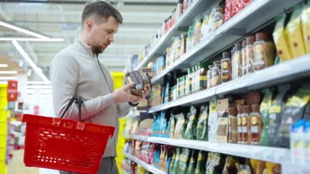 Amante del café está eligiendo café instantáneo en el supermercado, el hombre está comprando café soluble — Vídeo de stock