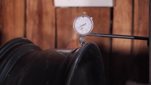 Ремонт колес в автомастерской, вид на крупный план в шинном цехе — стоковое видео