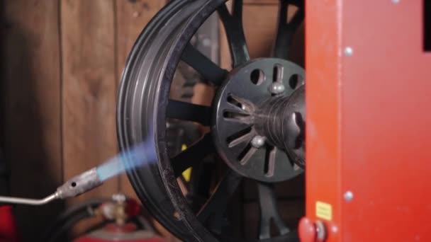 Düzeltmek için araba alaşım tekerleği ısıtılıyor — Stok video