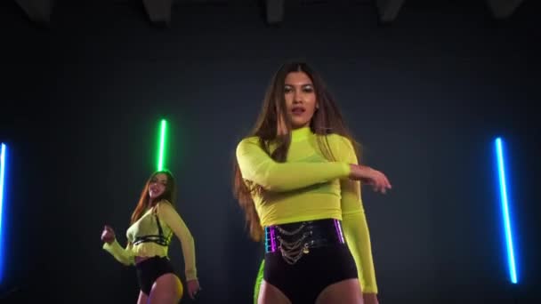 Dans is creatief beroep van jonge vrouwen, dansen go-go in nachtclub — Stockvideo