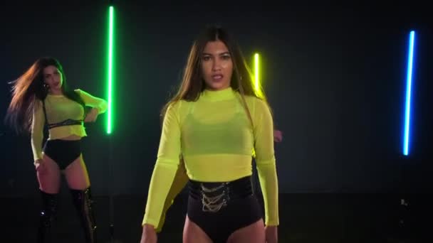 Tutkulu bayan dansçılar ve neon ışıklar — Stok video