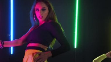 Neon ışıkta etkileyici dans.