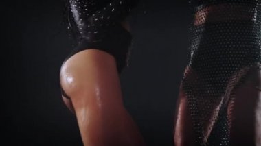 Gece kulübünde dans eden ıslak kadınların seksi kalçaları, go-go dansçıları