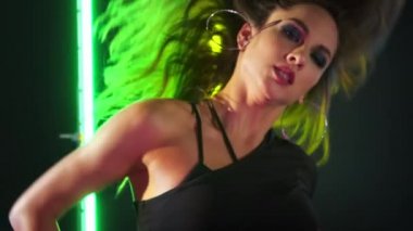 Güzel genç bayan gece kulübünde go-go dansı yapıyor, portre çekimi.