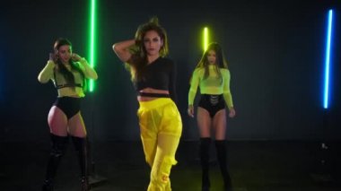 Gece dans etme zamanıdır.