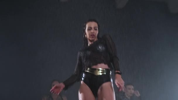 Genç kadınlar stüdyoda sahte yağmurla modern yüksek topuklu dans stili uyguluyorlar. — Stok video