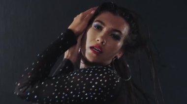 Tutkulu ve şehvetli esmer dansçı.