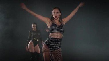 Bütün enerjisini ve tutkusunu dansa getiriyor.