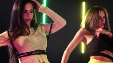 Neon ışıklarının arasında dans eden hareketli bir kulüp