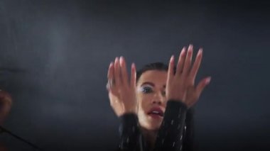 Yedek dans grubu seksi kadınlar dans ediyor, esmer dansçı tutkuyla hareket ediyor.