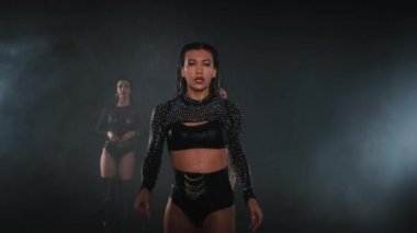 Yüksek topuklar Yağmurda sıcak dans