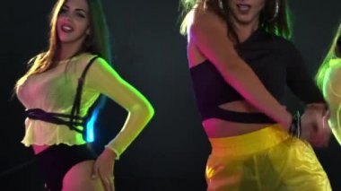 Gecenin dans eden yıldızları