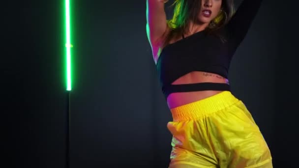 Muhteşem bayan dansçı neon ışıklara karşı — Stok video