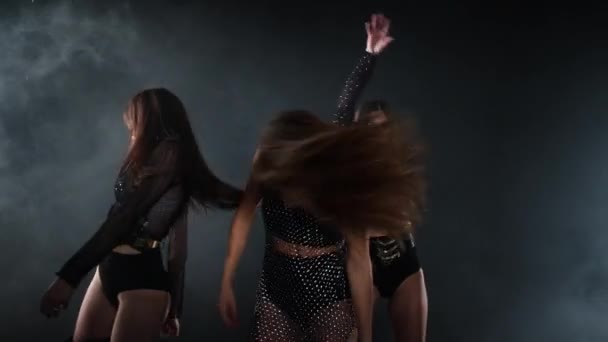 Gruppo femminile di ballerini di backup sta ballando in studio — Video Stock