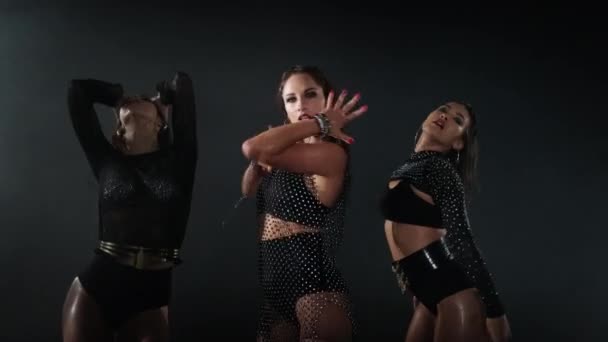 Mulheres sensuais molhadas dançarinas — Vídeo de Stock
