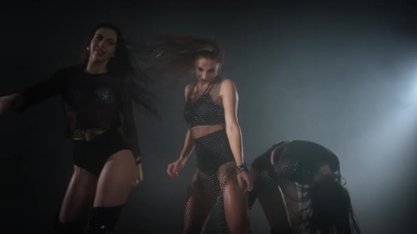 Go-go dansçı kadın grubunun provası, üç seksi kadın cinsel olarak taşınıyor. — Stok video
