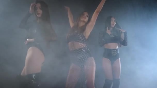 Grupo de bailarinas sexy está realizando go-go dance en estudio, pasión y encanto — Vídeos de Stock