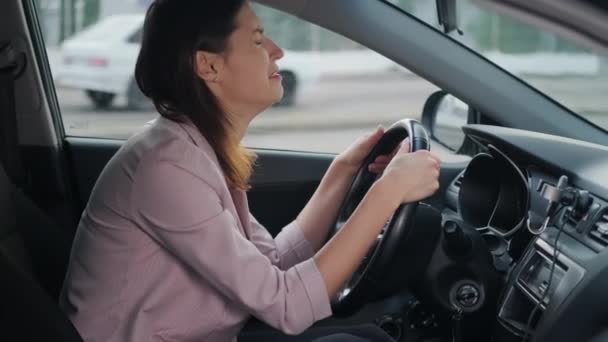 Deprimerad gråtande kvinna i bilen, kvinnlig förare lider inne i bilen — Stockvideo