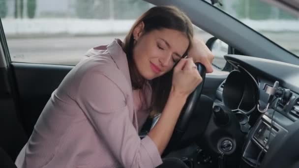 Mulher motorista sendo quebrado com más notícias — Vídeo de Stock